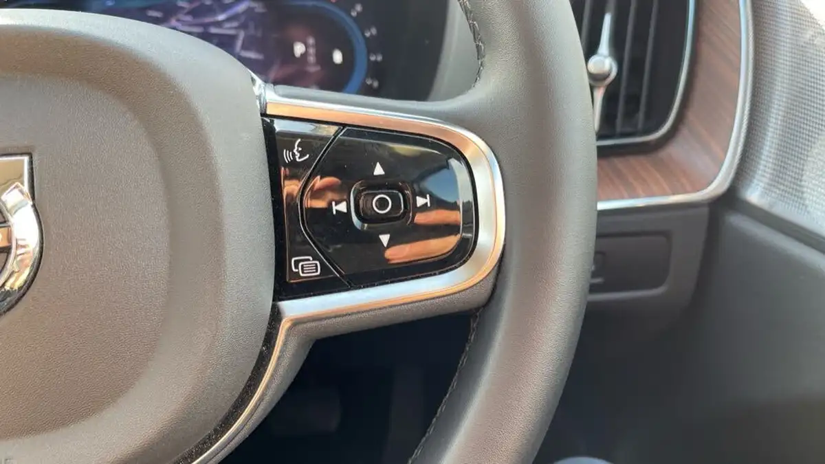 2024-volvo-xc60-20-b5-ultimate-big-18