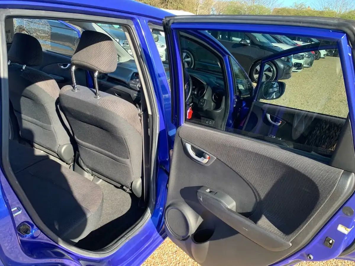 2015-honda-jazz-14-es-plus-cvt-big-32