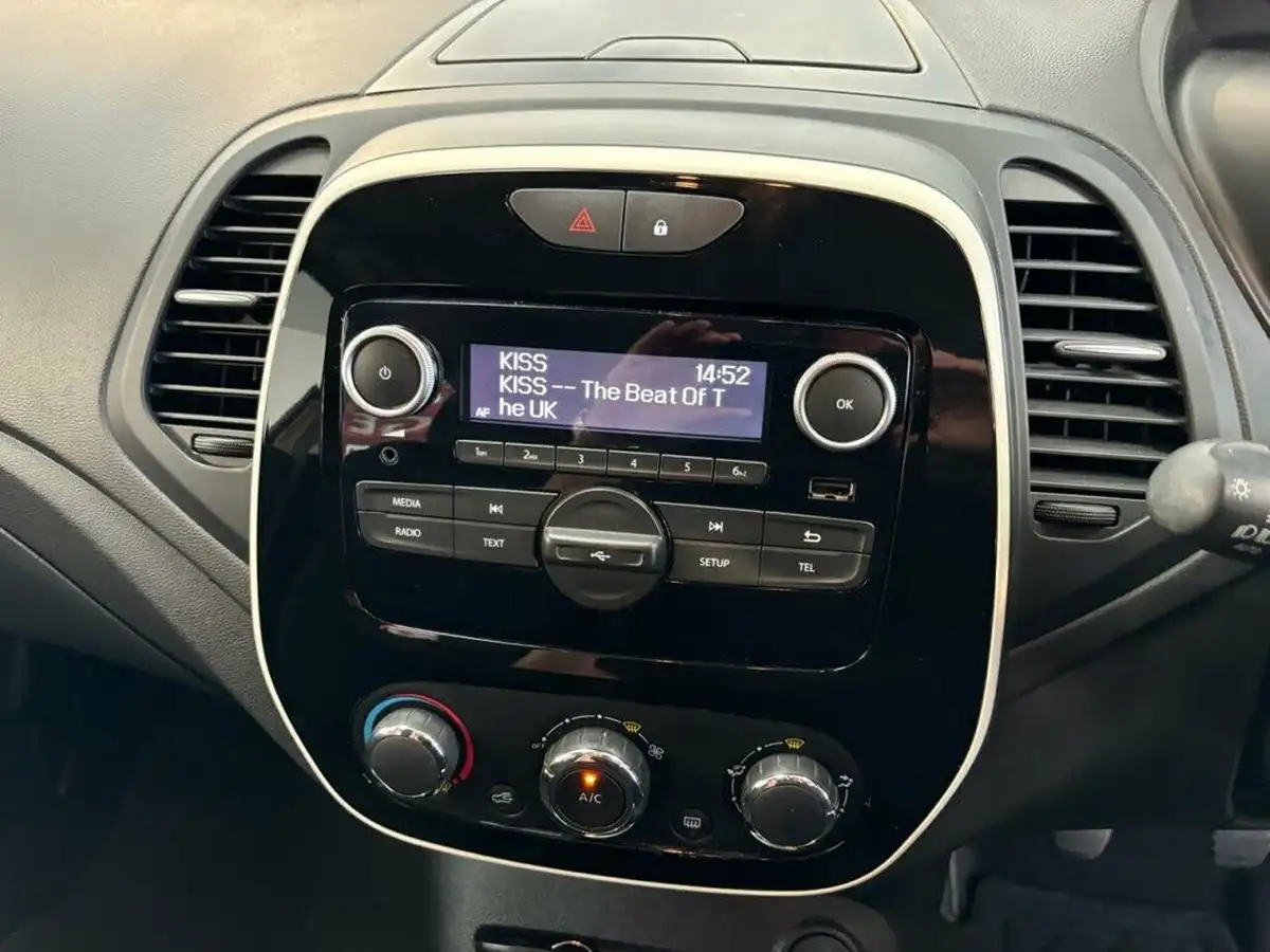 2018-renault-captur-09-tce-play-big-34