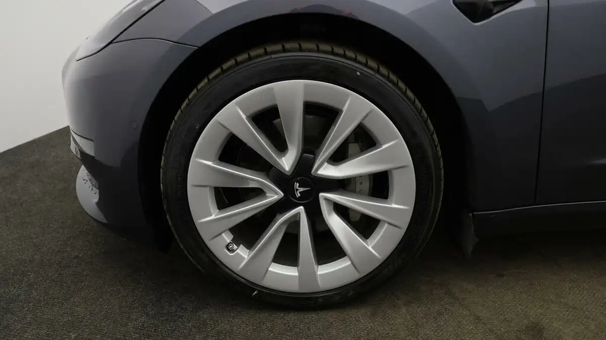 2020-tesla-model-3-e-long-range-big-17