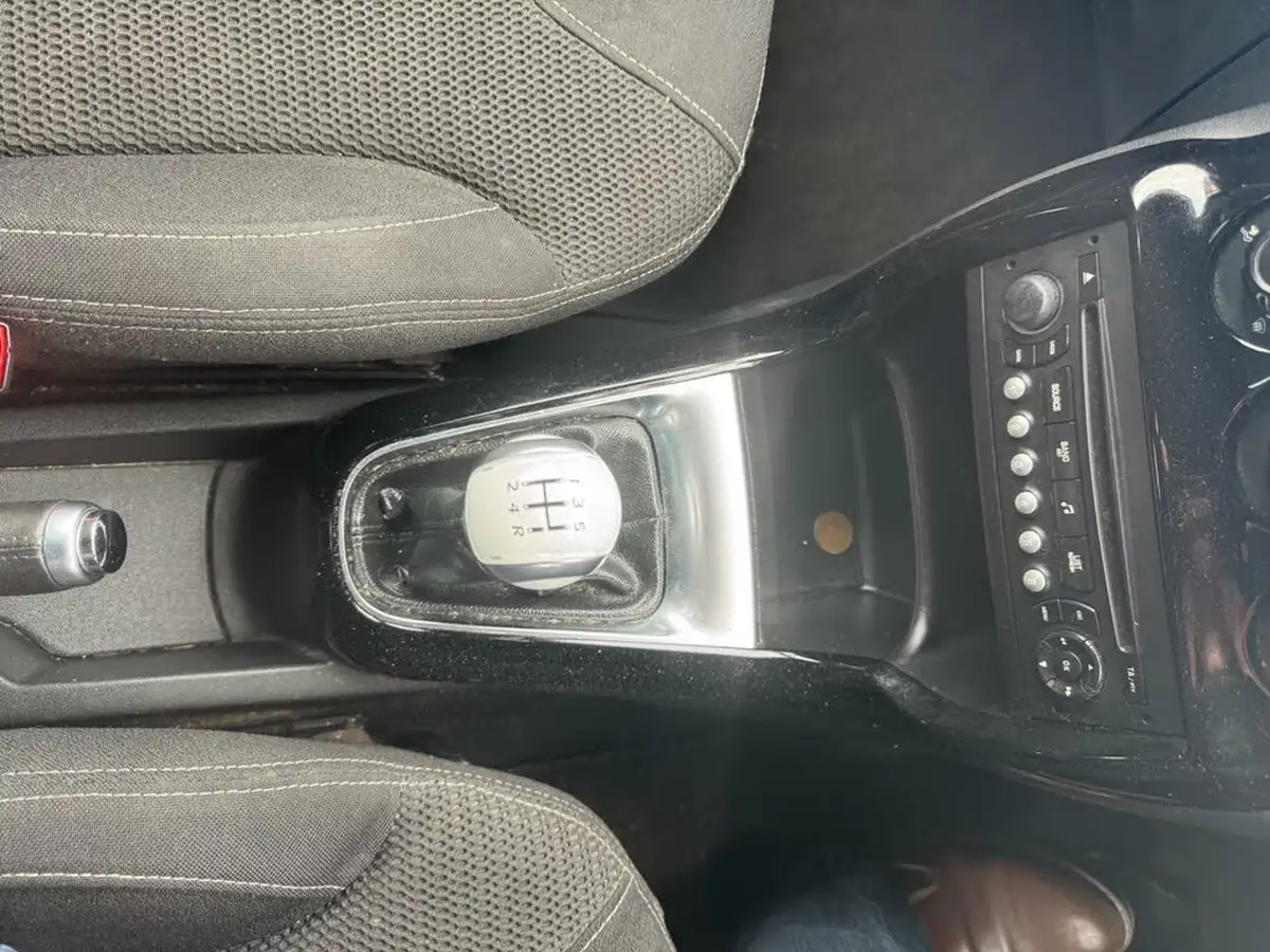 2010-citroen-ds3-16td-black-big-9