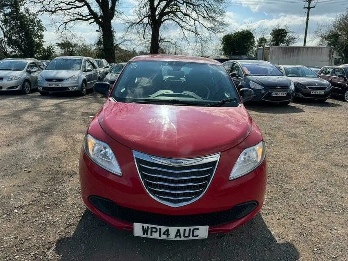 2014-chrysler-ypsilon-12-silver-big-2