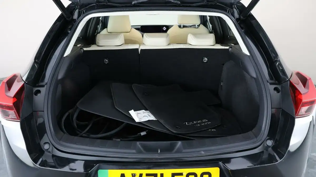2021-lexus-ux-300e-e-ux-big-16
