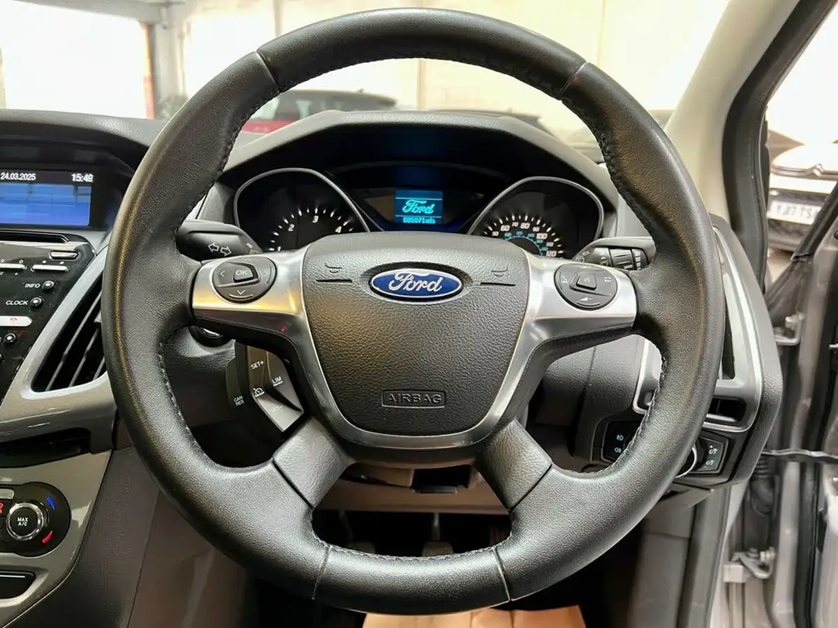 2013-ford-focus-16td-titanium-hatchback-big-18