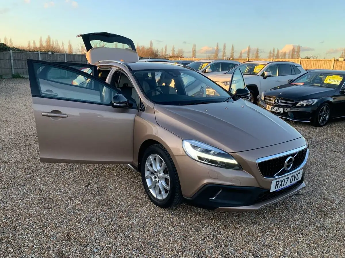 2017-volvo-v40-20-t3-cross-country-pro-big-44