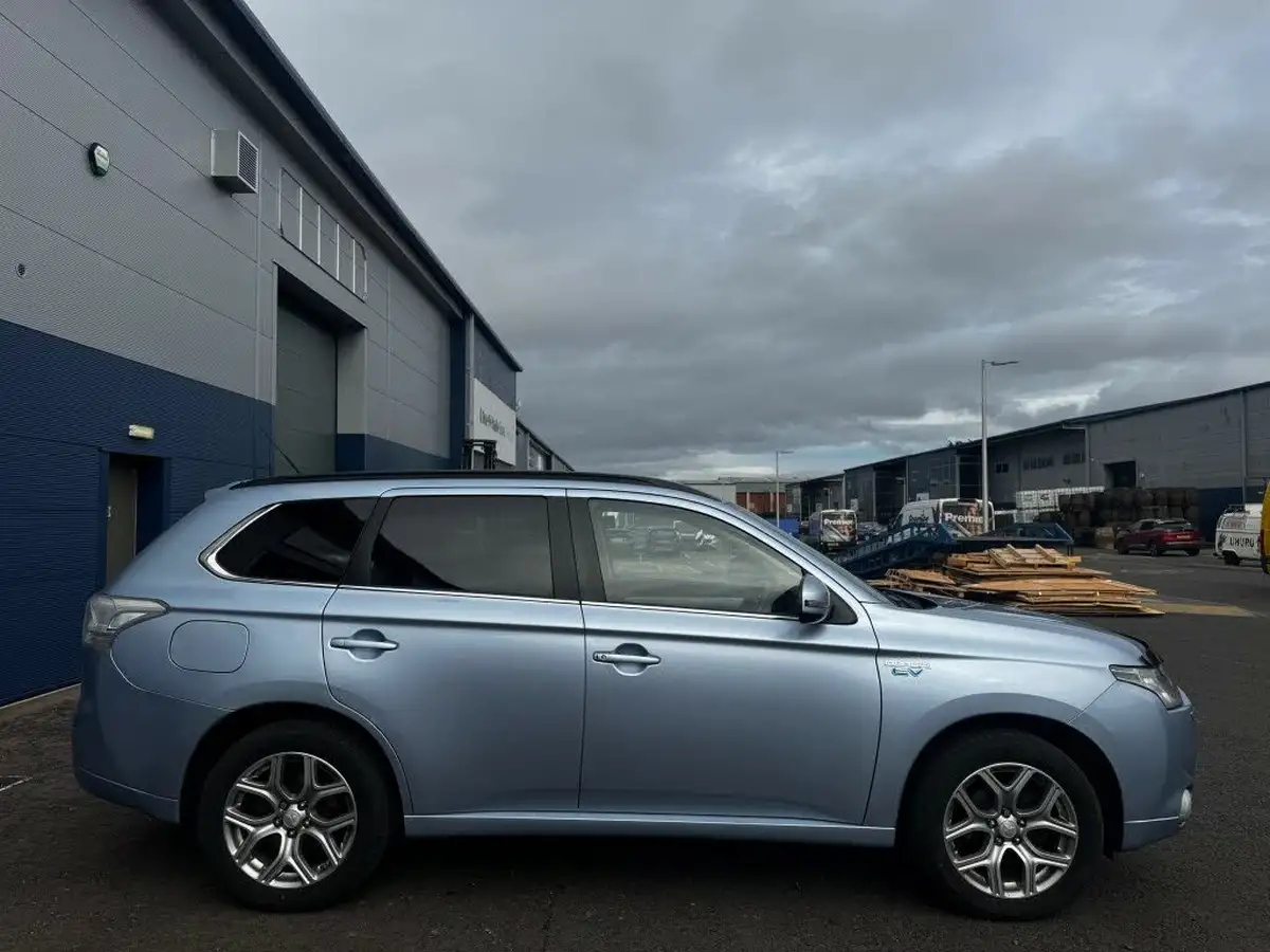 2015-mitsubishi-outlander-20-gx4h-phev-big-6