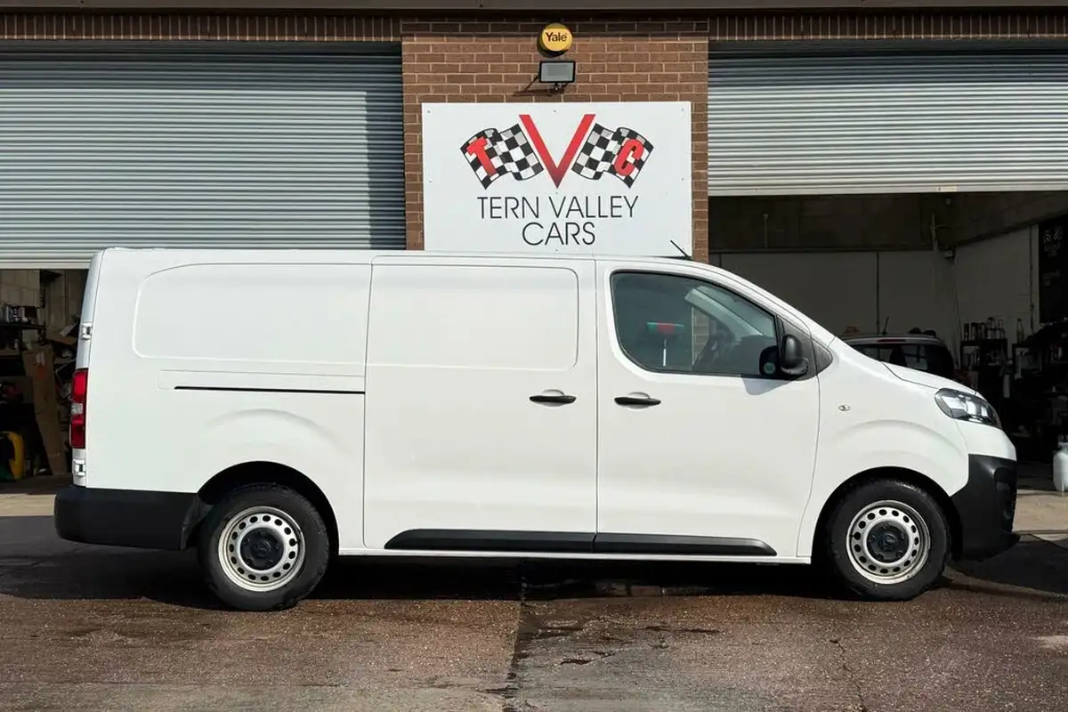 2022-vauxhall-vivaro-20td-3100-l2h1-dynamic-panel-big-22