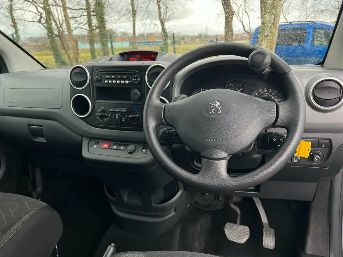 2019-peugeot-partner-big-2