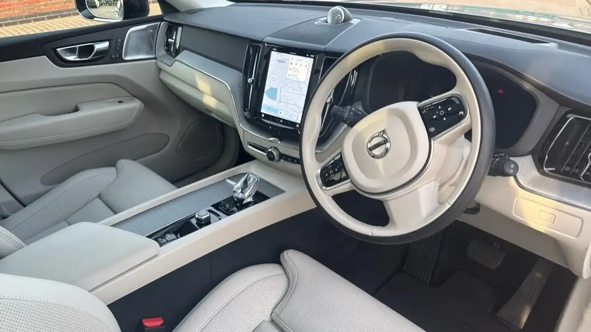 2024-volvo-xc60-20-b5-ultra-dark-big-4