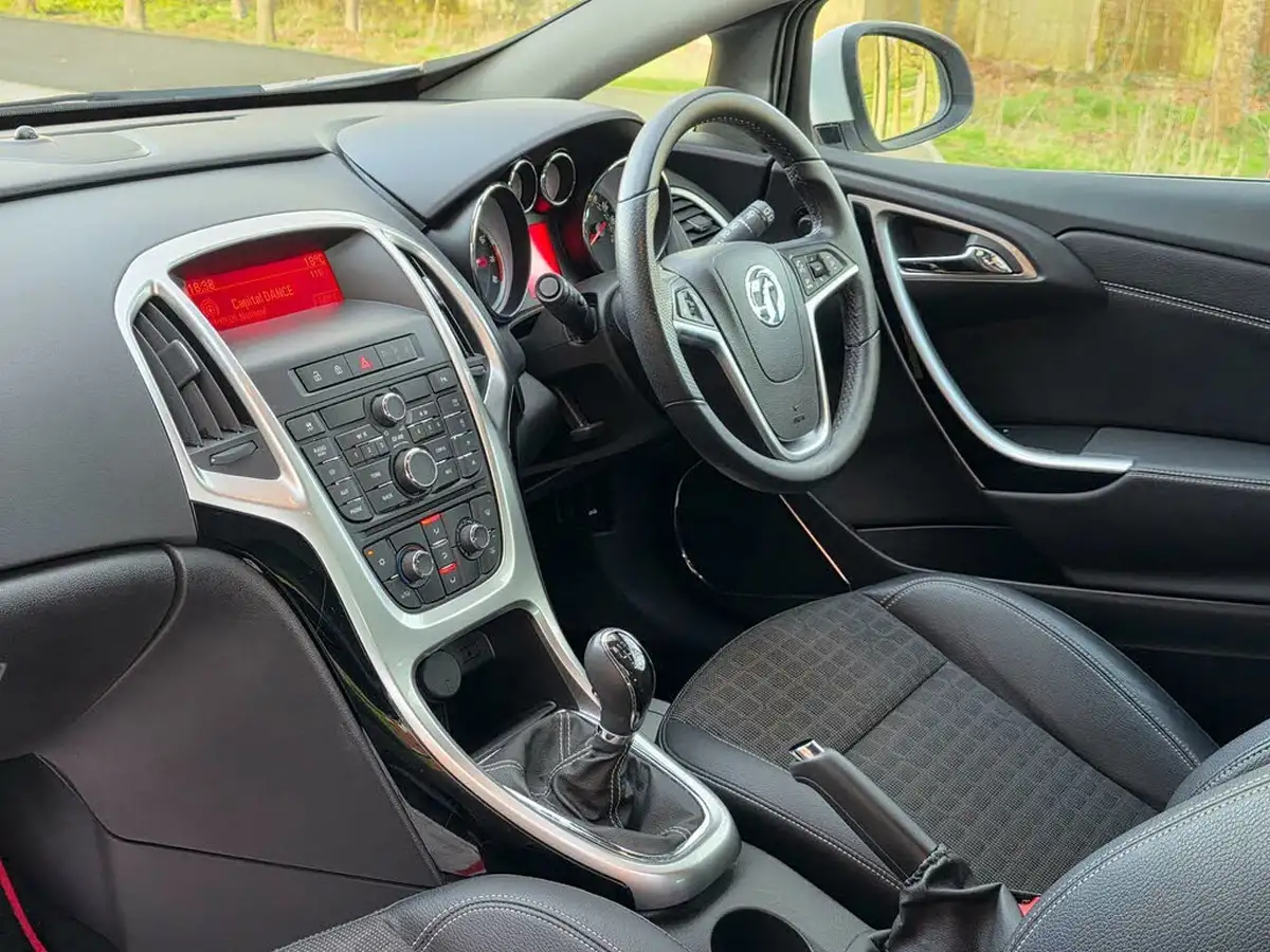 2013-vauxhall-astra-gtc-16-sri-180ps-big-10