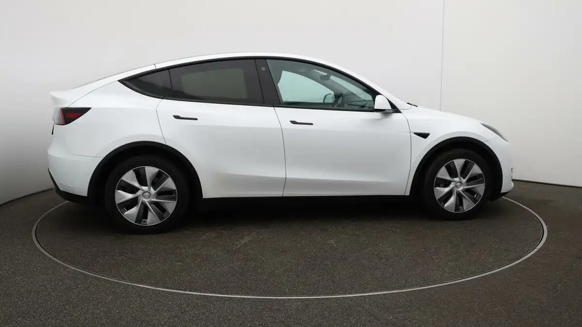 2022-tesla-model-y-e-long-range-big-8