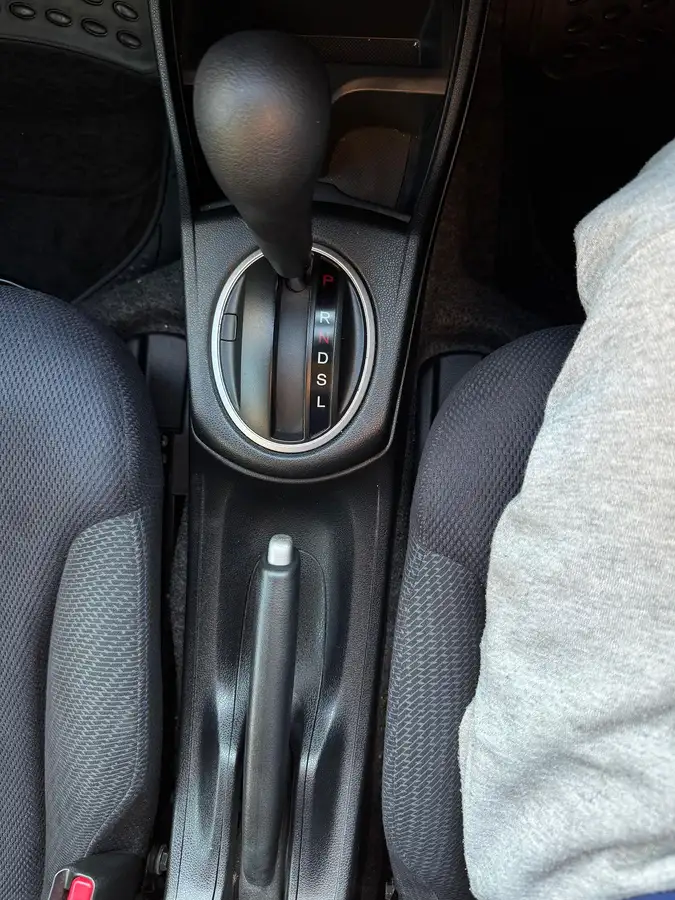 2012-honda-fit-13-hybrid-jazz-big-21