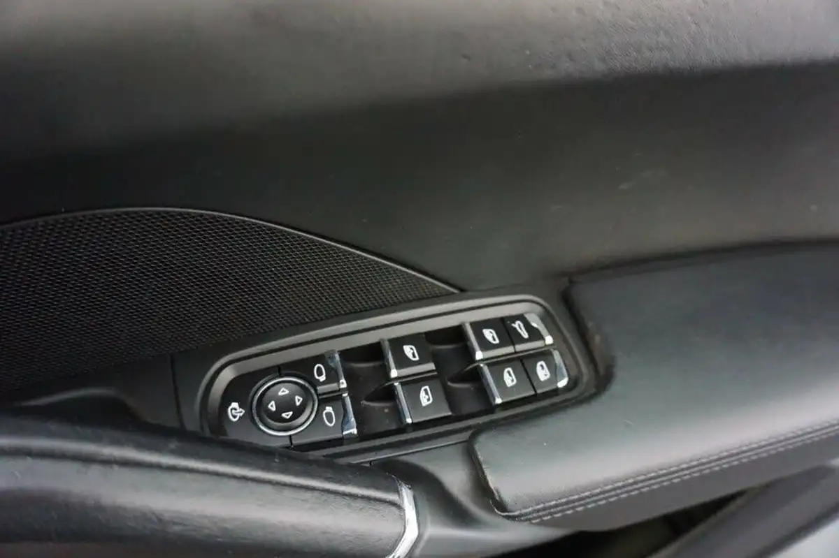 2013-porsche-cayenne-big-21
