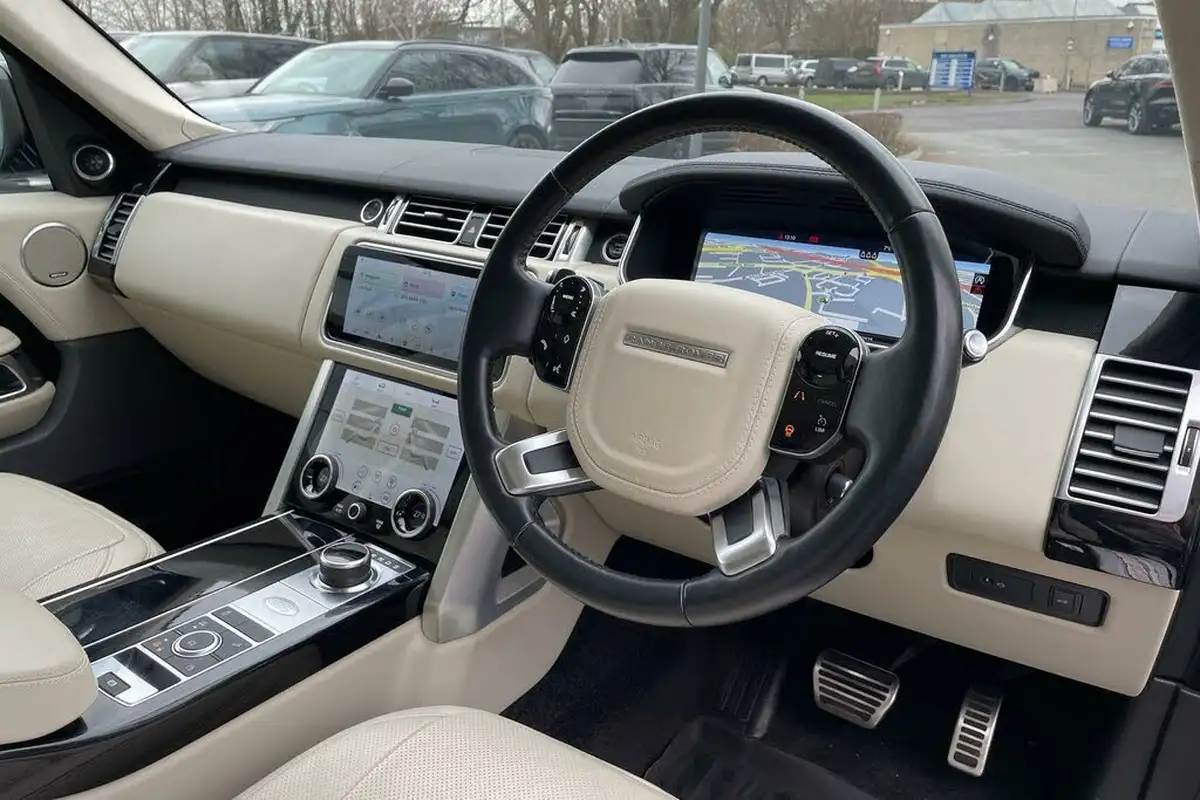 2021-land-rover-range-rover-30-d300-westminster-black-big-31