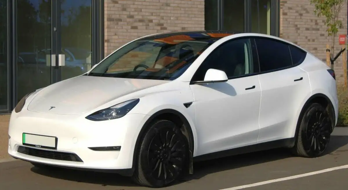 2023-tesla-model-y-e-long-range-big-2