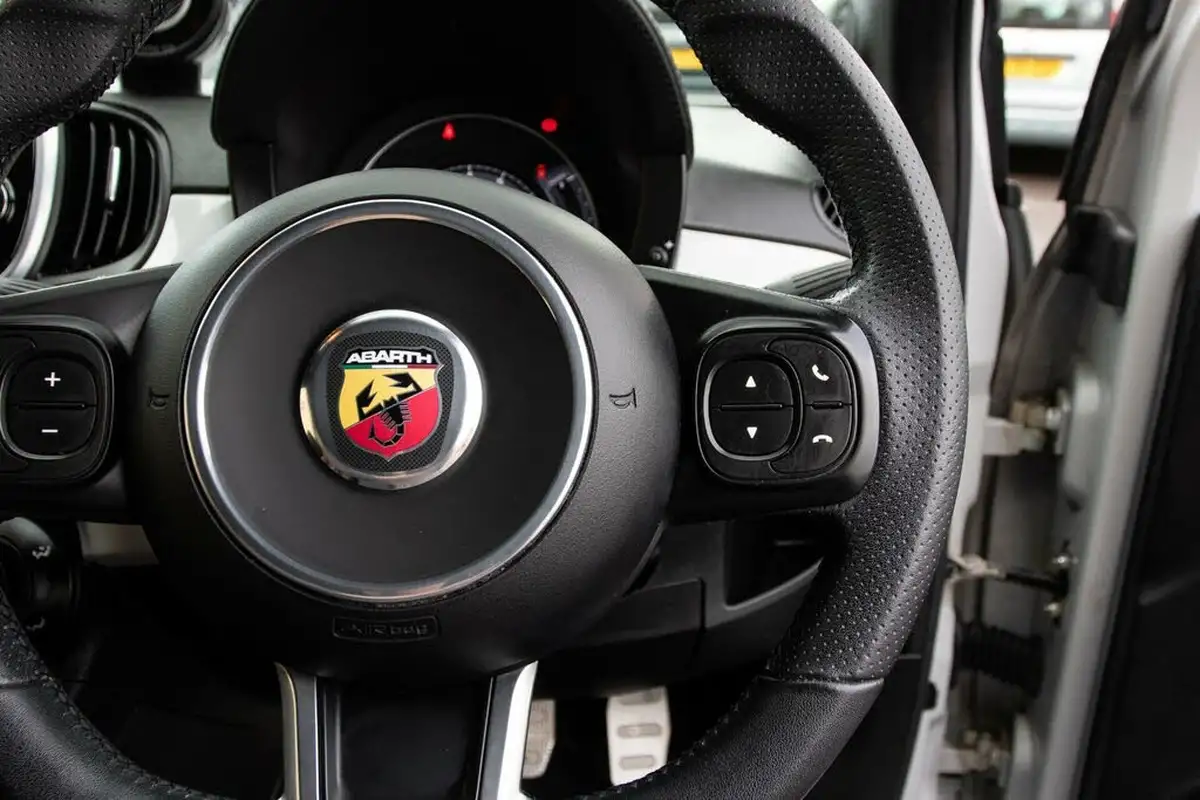 2017-abarth-595-14-tjet-big-19