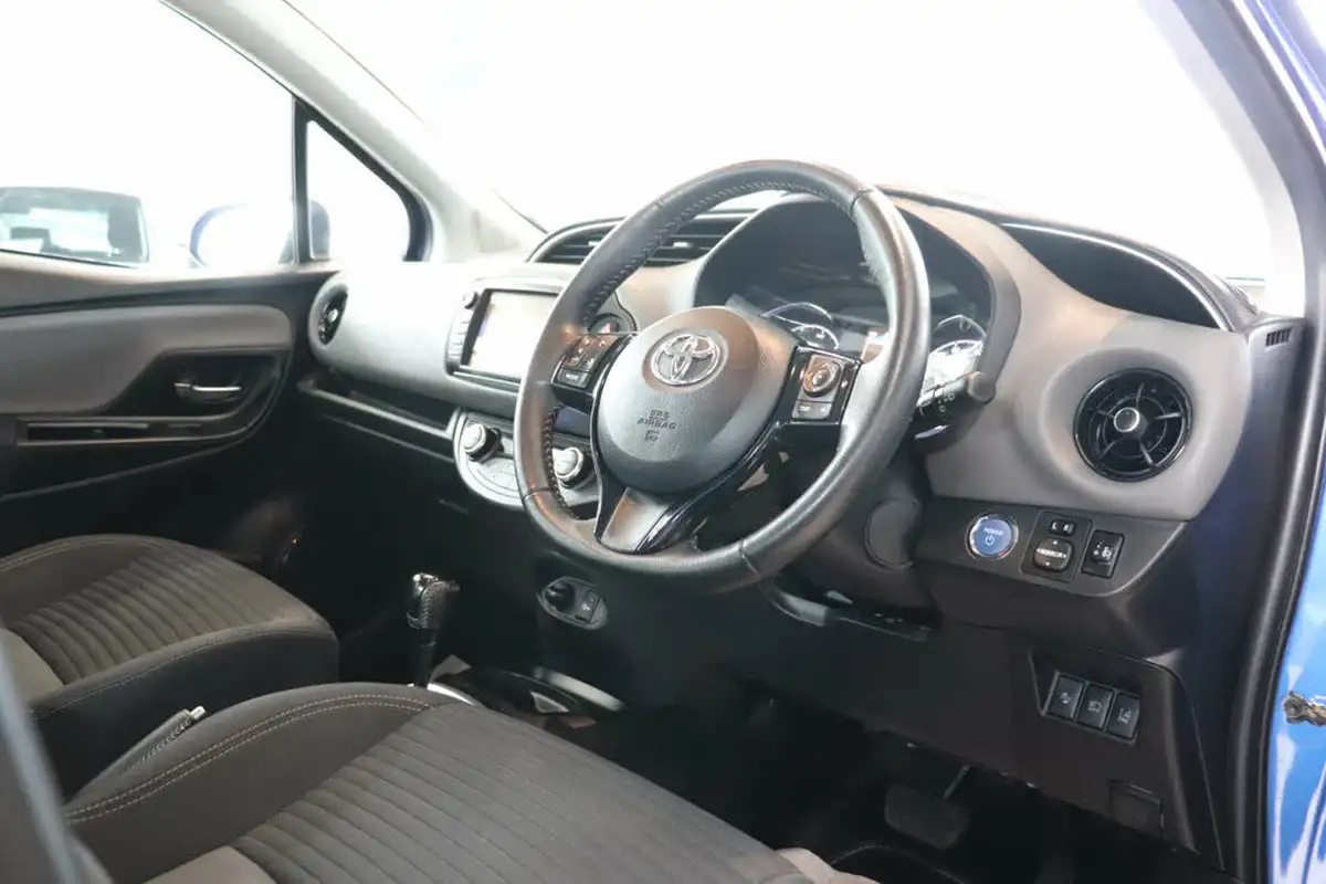 2017-toyota-yaris-15-vvt-i-icon-navi-hybrid-big-18