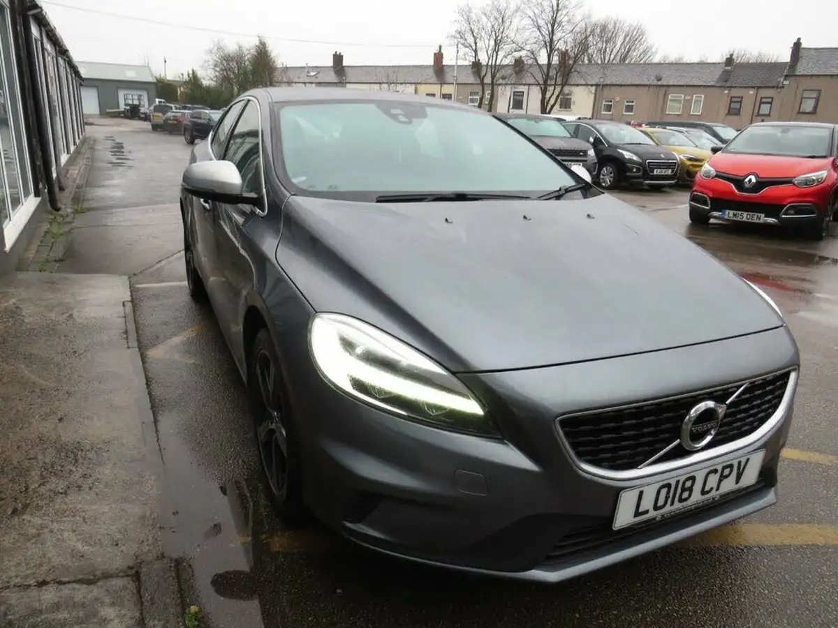 2018-volvo-v40-15-t2-r-design-big-16