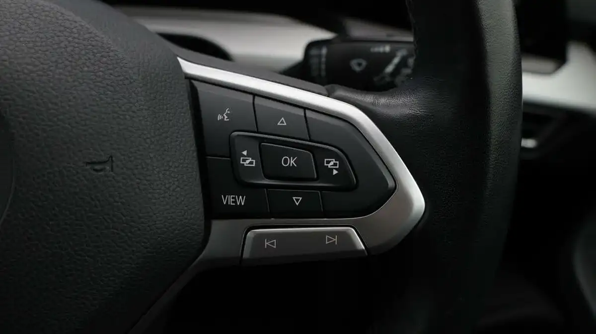 2022-volkswagen-golf-15-tsi-life-130ps-hatchback-big-24