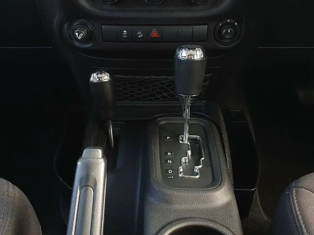 2015-jeep-wrangler-big-15