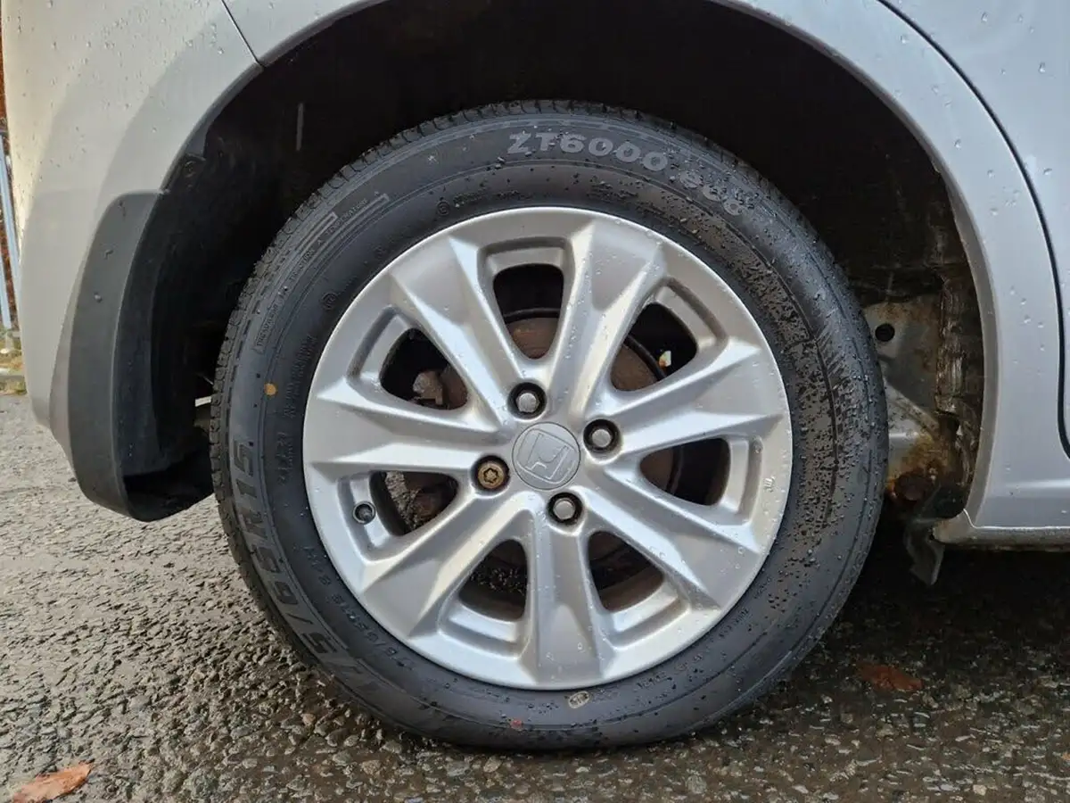 2011-honda-jazz-14-es-cvt-big-23