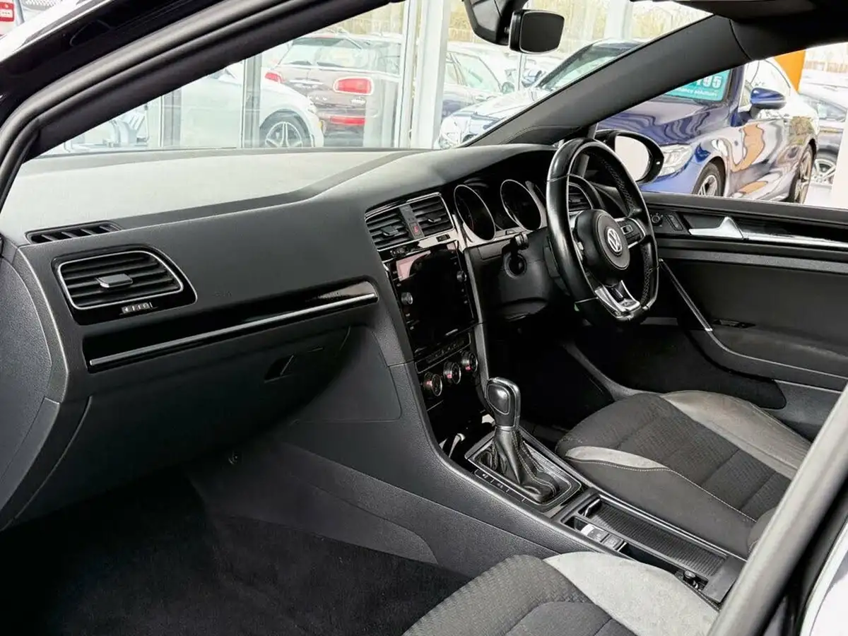2019-volkswagen-golf-20tdi-r-line-5d-dsg-big-14