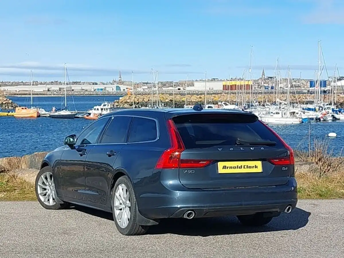 2019-volvo-v90-20td-d4-momentum-plus-big-1