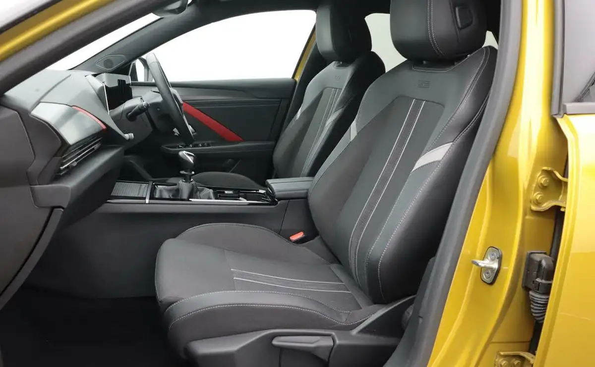 2022-vauxhall-astra-12-turbo-gs-line-hatchback-big-14