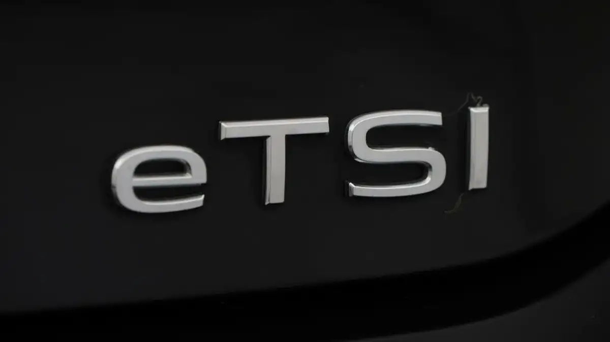 2021-volkswagen-golf-15-etsi-r-line-150ps-hatchback-big-23