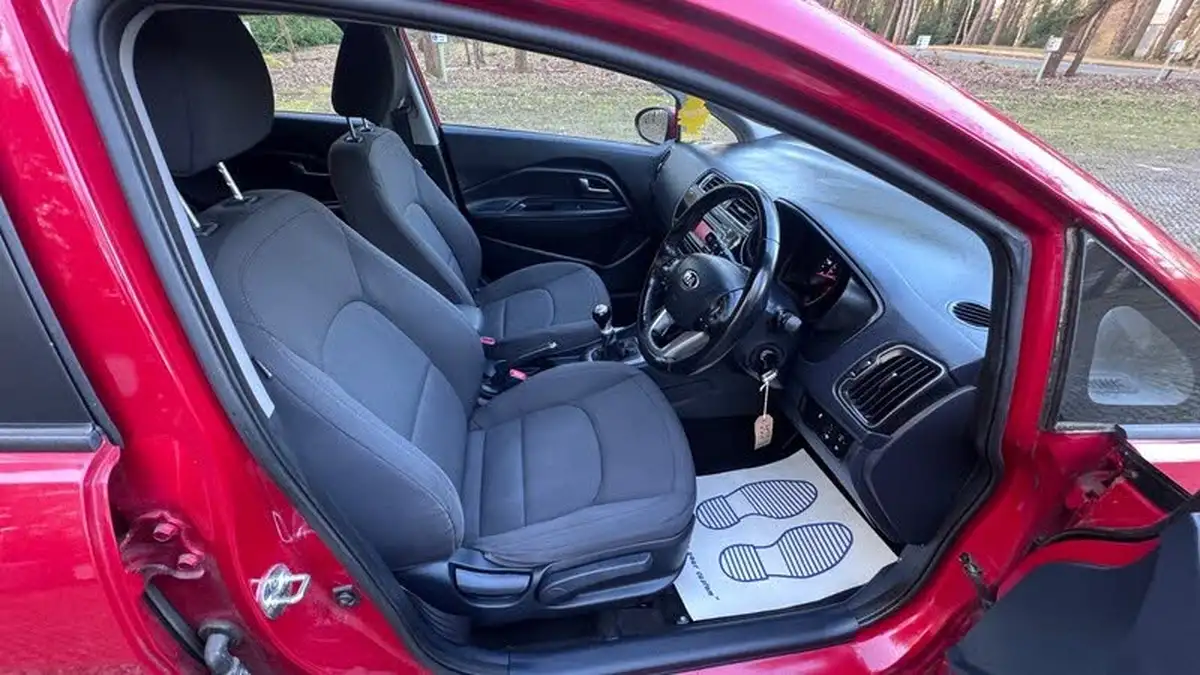 2015-kia-rio-125-2-5d-big-13