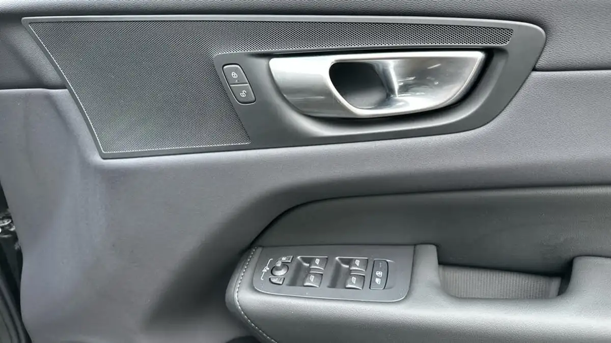 2024-volvo-xc60-20-b5-core-big-14