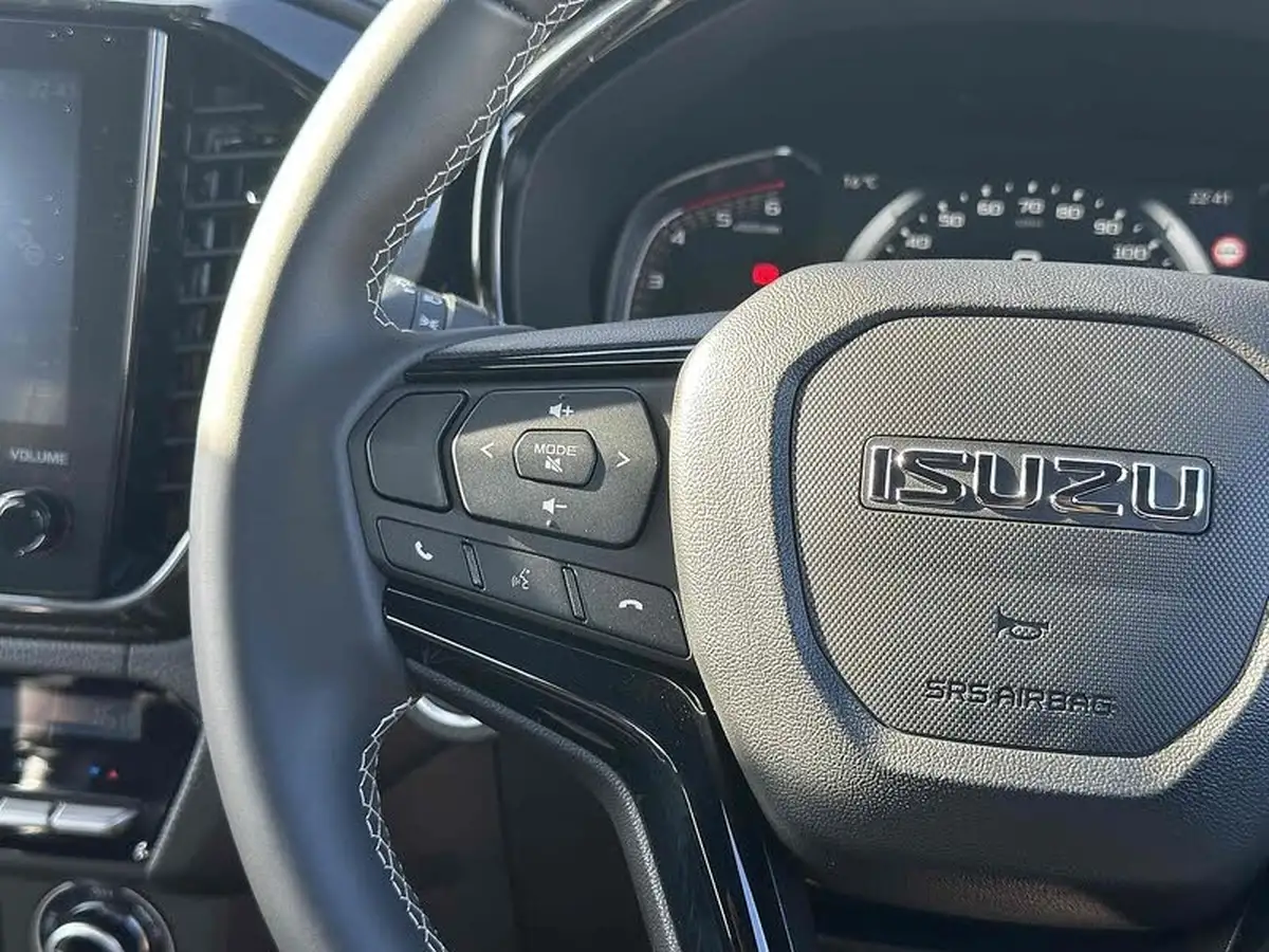 2025-isuzu-d-max-19td-v-cross-big-30