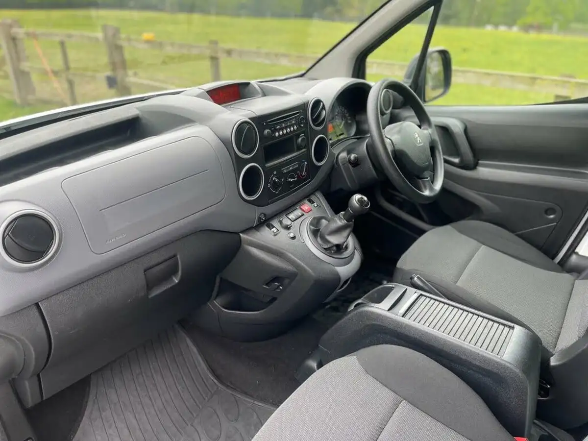 2018-peugeot-partner-16bluehdi-s-l1-75pseu6-648-panel-big-16