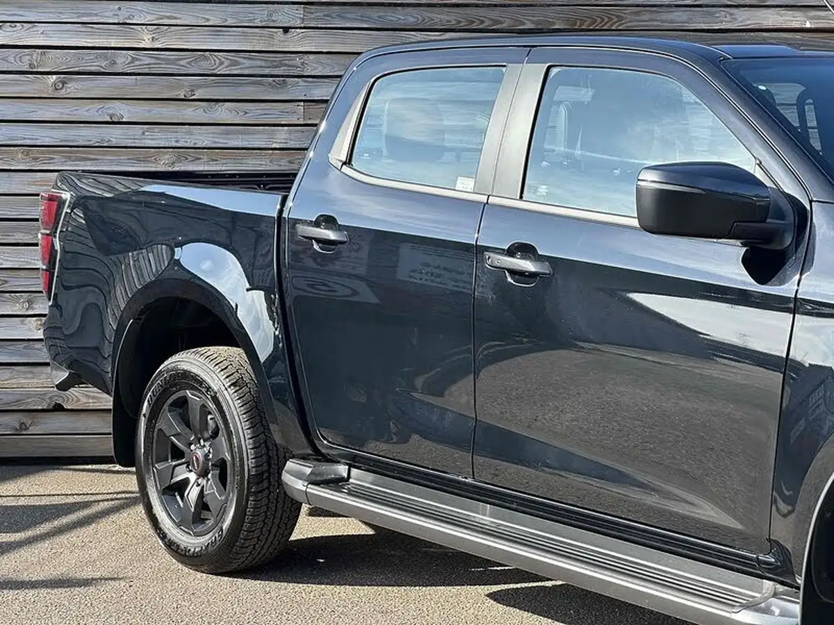 2025-isuzu-d-max-19td-v-cross-big-6