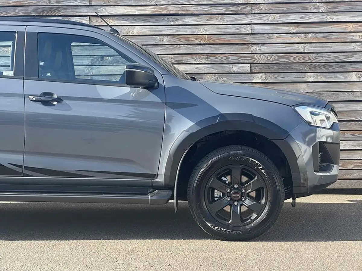 2025-isuzu-d-max-19td-v-cross-steel-edition-auto-big-15
