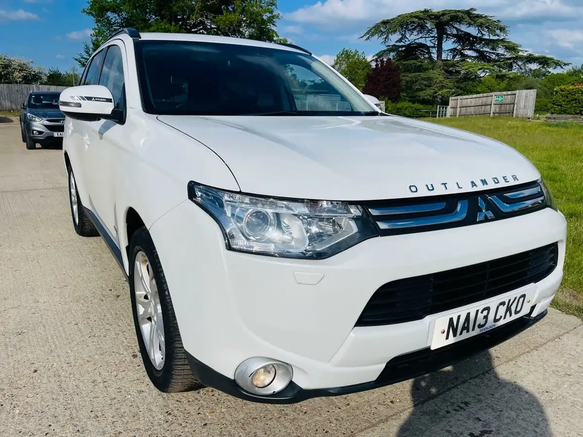 2013-mitsubishi-outlander-22di-d-gx4-big-1