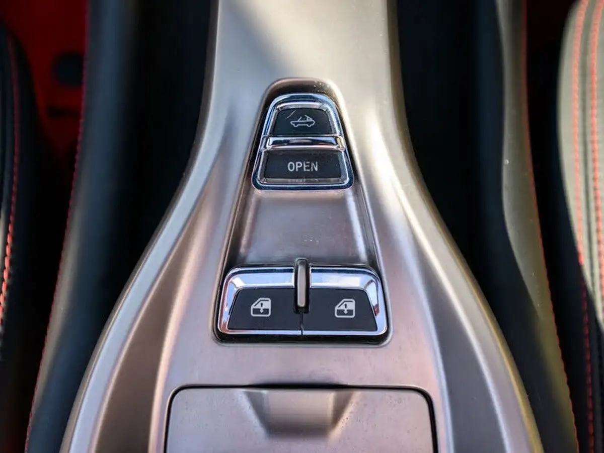 2010-ferrari-california-43-big-20