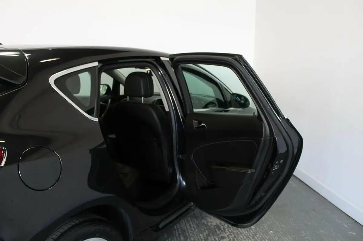 2012-vauxhall-astra-20td-elite-16v-165ps-ecoflex-ss-big-25