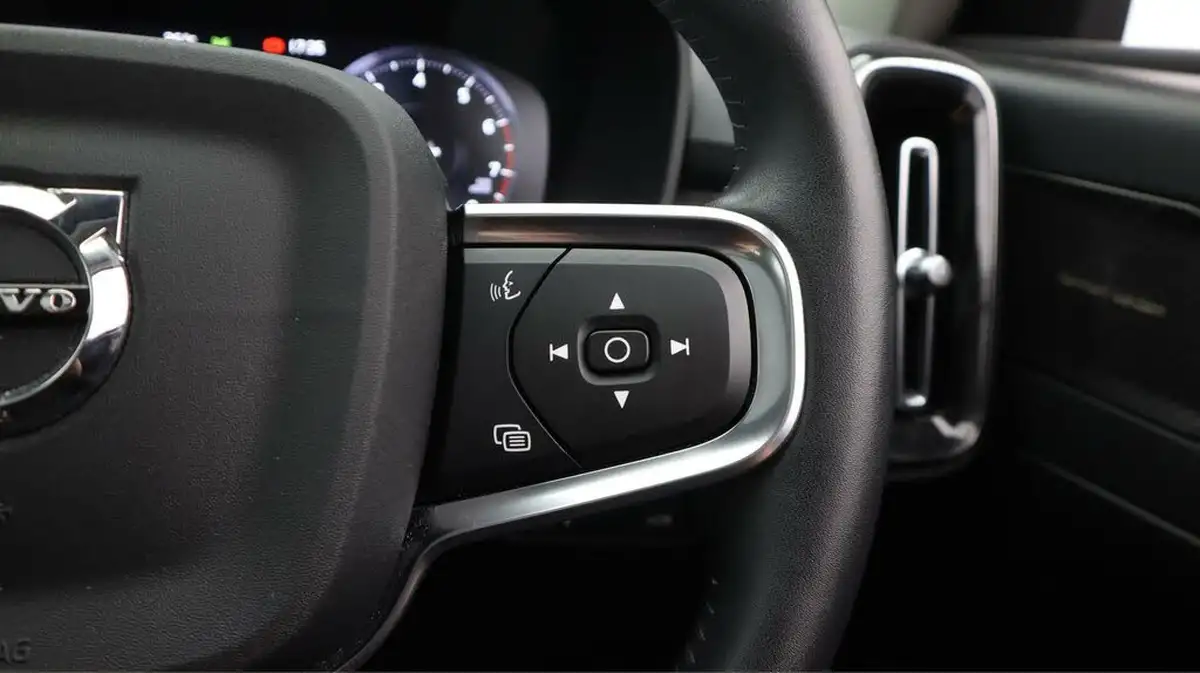 2021-volvo-xc40-15-t3-momentum-163bhp-big-25