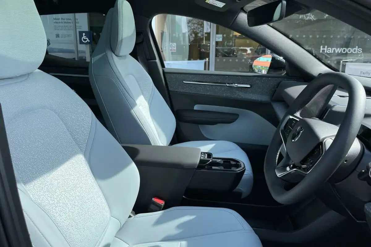 2025-volvo-ex30-e-single-motor-ultra-big-24