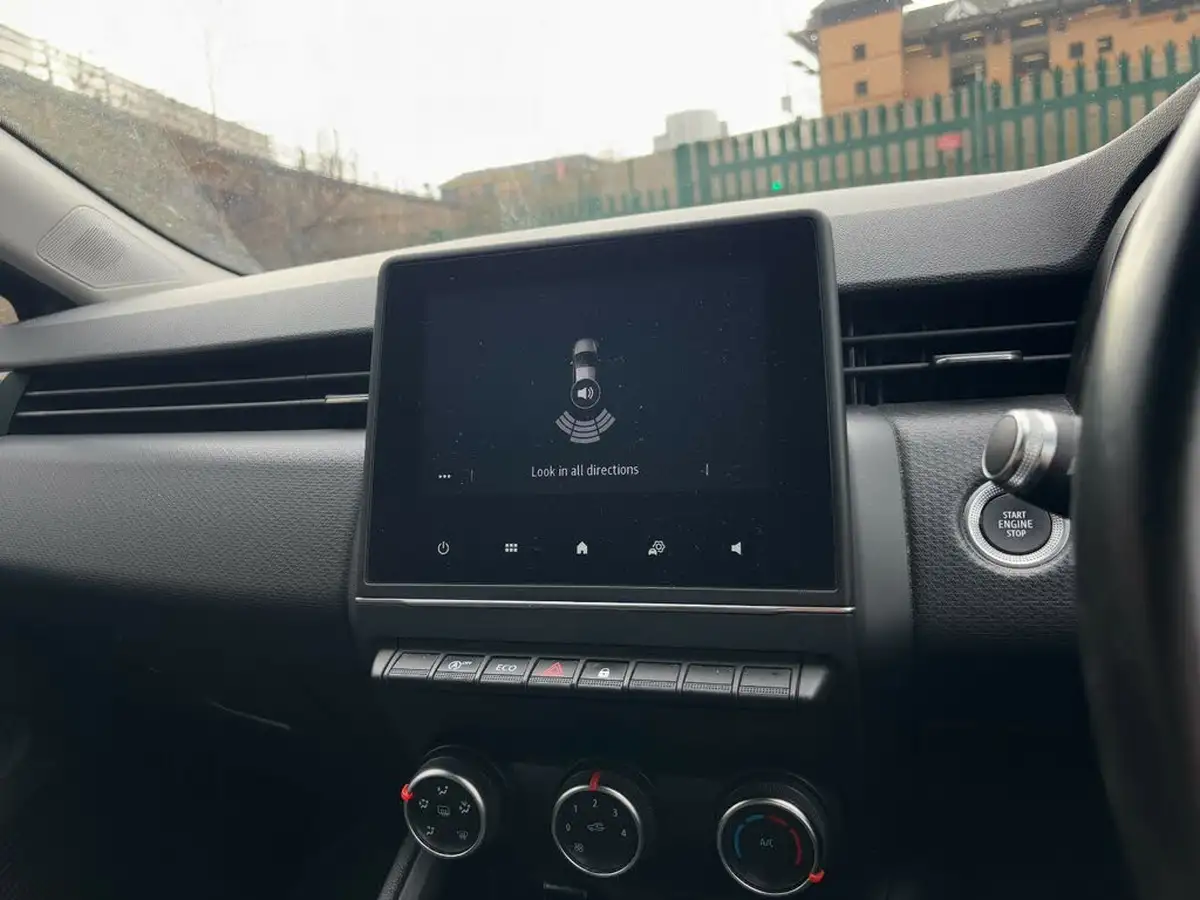2021-renault-clio-10-sce-iconic-75bhp-big-30