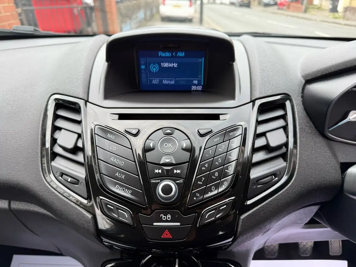 2017-ford-fiesta-125-zetec-3d-big-9