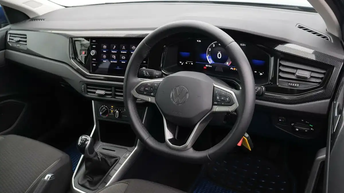 2023-volkswagen-polo-10-life-big-9