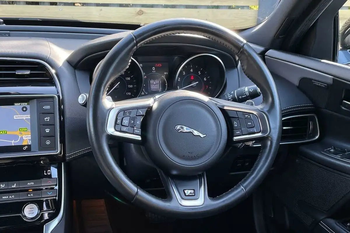 2018-jaguar-xe-20i-r-sport-249ps-1998cc-big-32