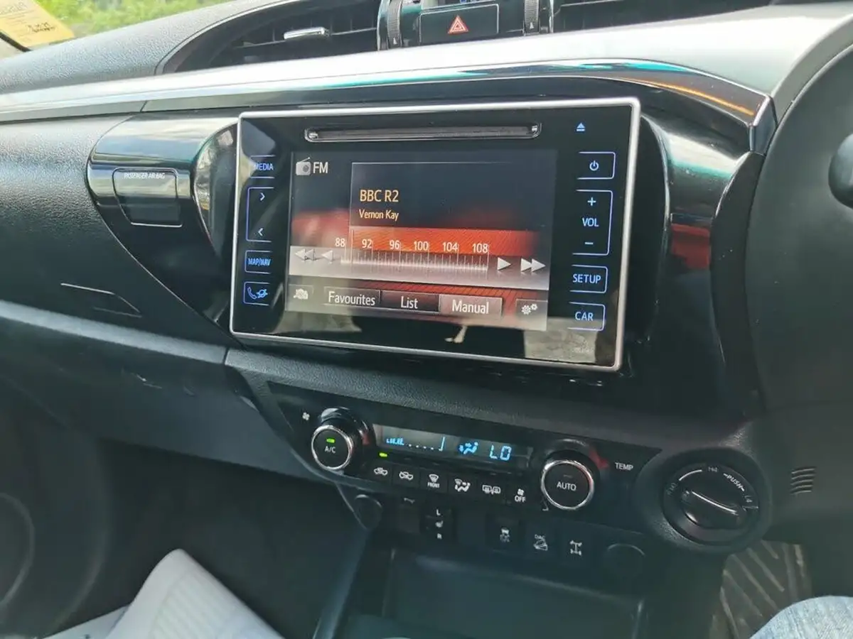 2017-toyota-hi-lux-24d-invincible-x-auto-big-10