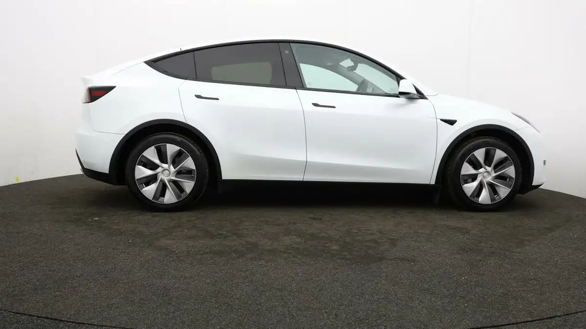 2023-tesla-model-y-e-rwd-big-39