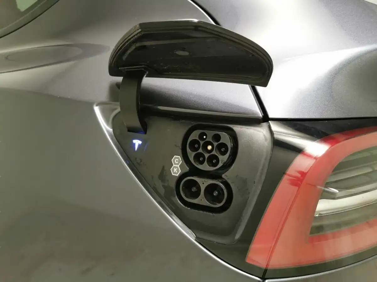 2022-tesla-model-y-e-long-range-big-42