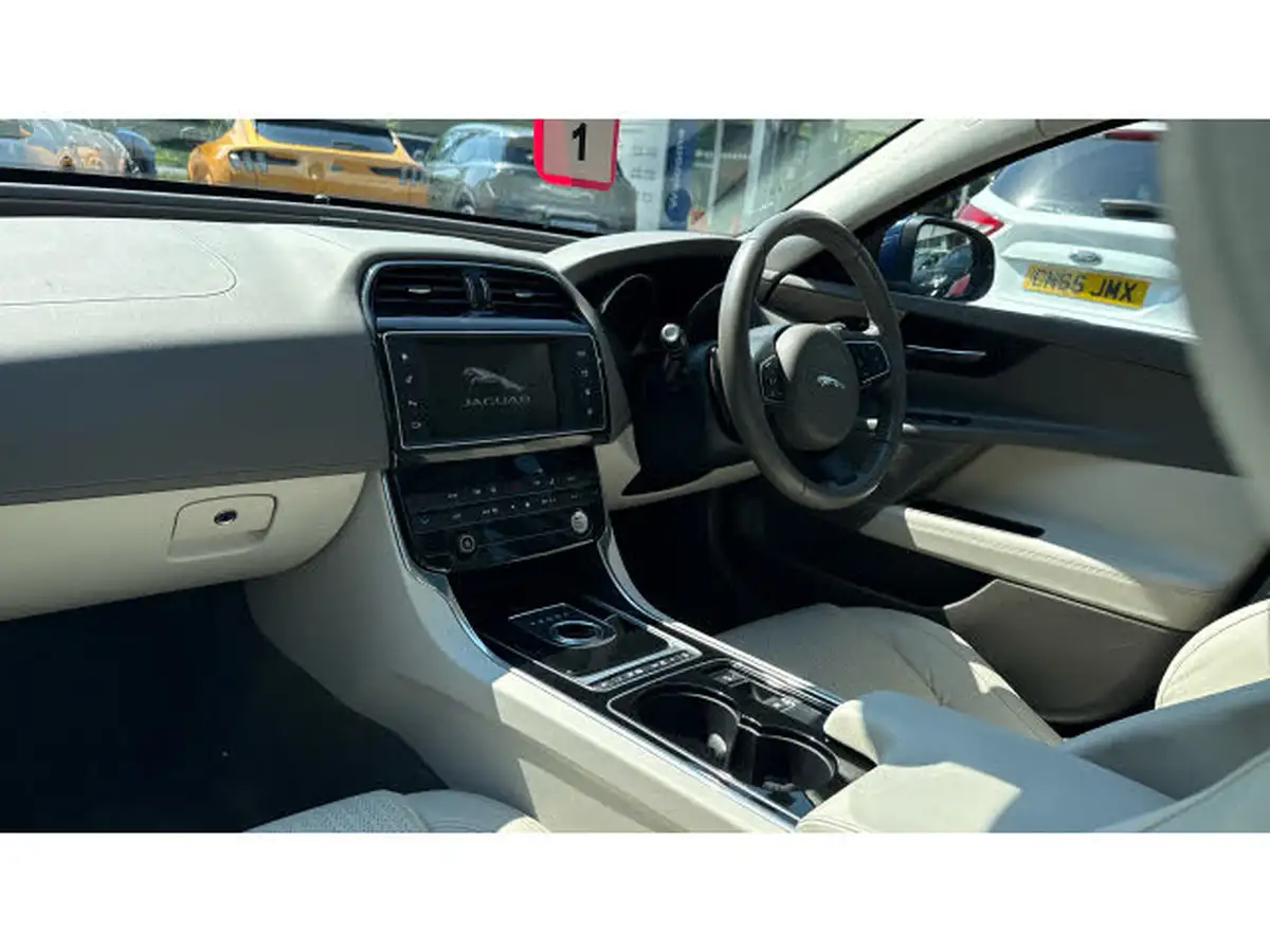 2015-jaguar-xe-20-portfolio-big-8