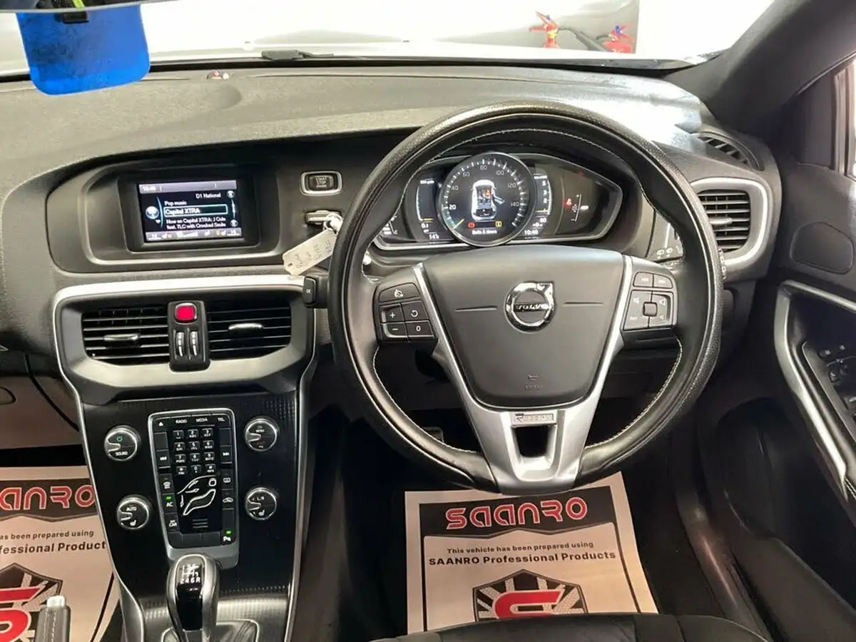 2018-volvo-v40-20td-d3-r-design-big-40