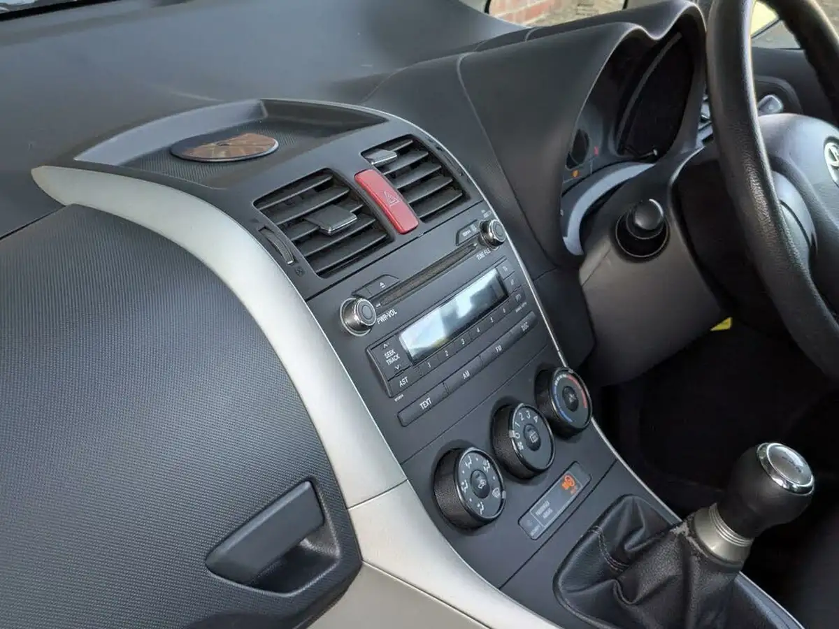 2008-toyota-auris-14-t2-5d-big-35